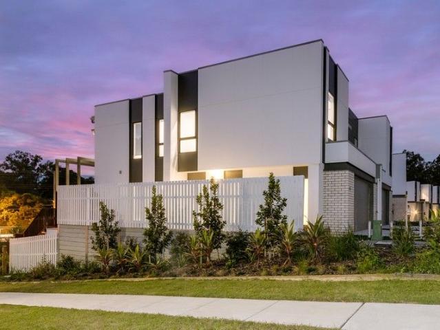 Executive Townhouse Positioned Within The Newly Built Treetops Estate!