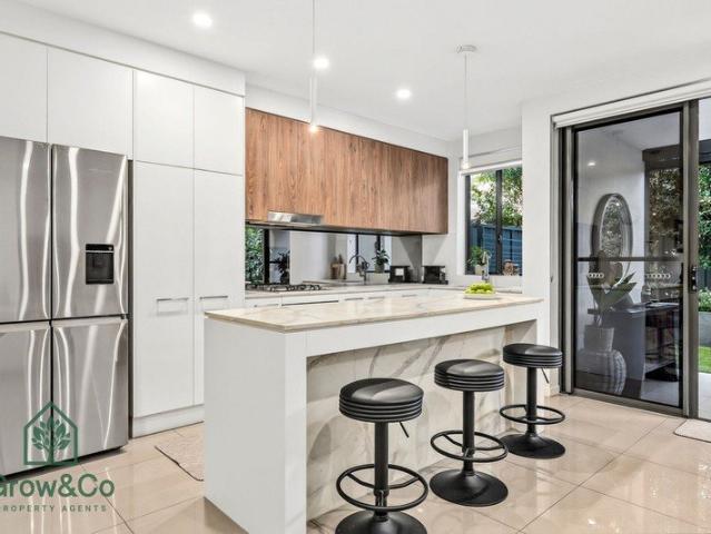 Executive Villa in Tightly Held Exclusive Hope Island Living