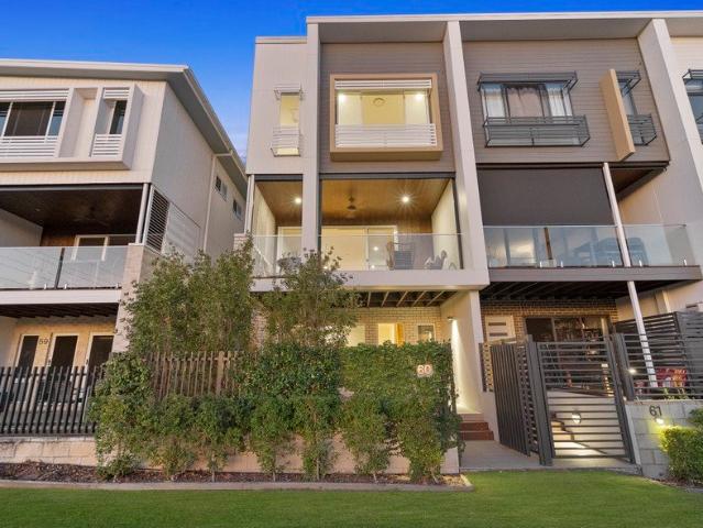 EXECUTIVE TOWNHOUSE LIVING WITH CITY VIEWS IN PARK HILL ESTATE