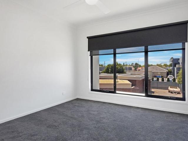 Executive Townhouse Living in a Sought After Location!
