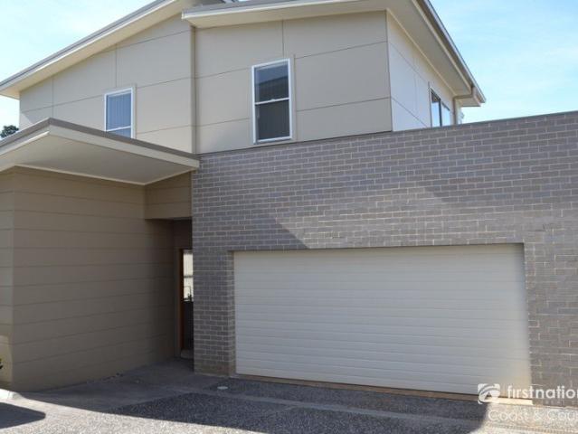 EXECUTIVE TOWNHOUSE WITH BOAT HARBOUR VIEWS