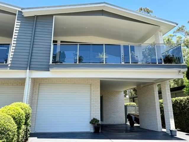 EXECUTIVE THREE BEDROOM DUPLEX ACRSS FROM BAGNALLS BEACH