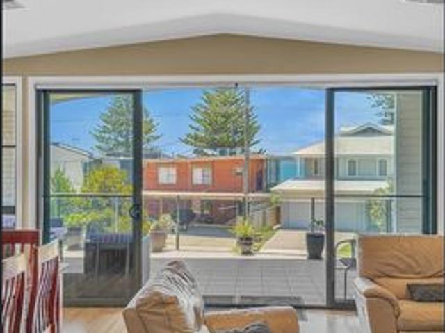EXECUTIVE THREE BEDROOM DUPLEX ACRSS FROM BAGNALLS BEACH