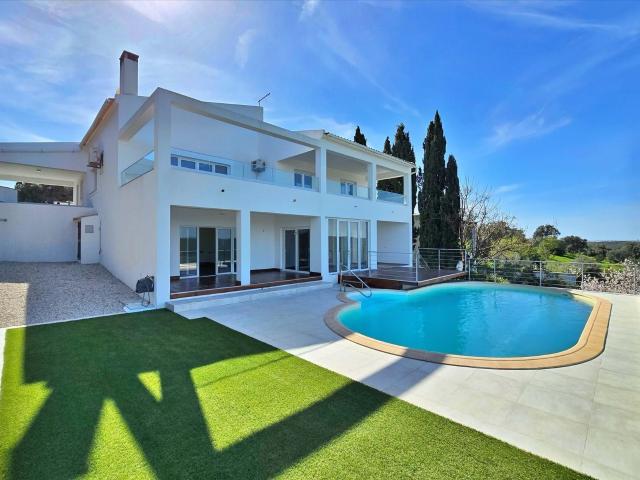 Exelente Moradia isolada com 4 quartos numa zona de perfeita. 262m² Silves