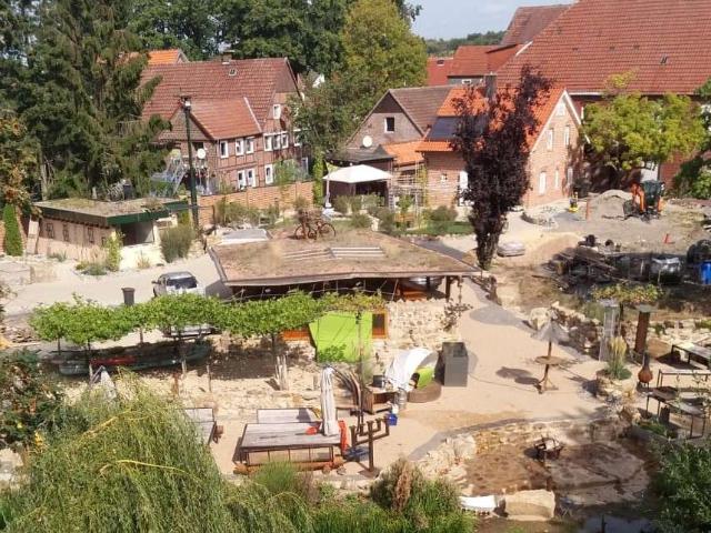 Exklusiv und außergewöhnlich: Anwesen direkt am Axtbach mit Beach und Erdmännchen gehege