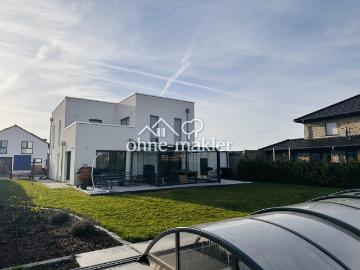 Exklusiv wohnen – moderne Stadtvilla mit Pool und Stil