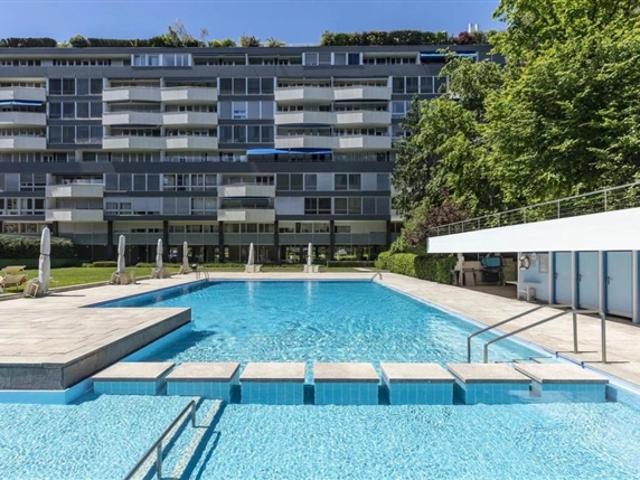 Exklusiv Wunderschöne 3 Zimmer Wohnung mit Balkon, Schwimmbad und Parkplatz – Ideale Wohnumgebung