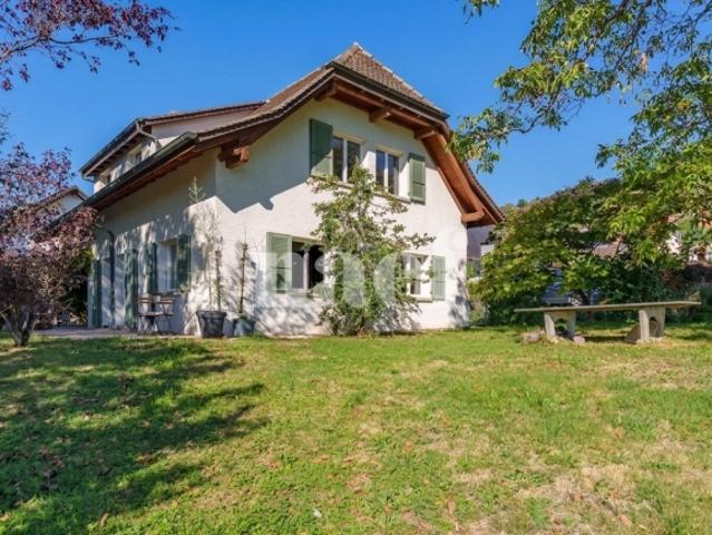Exklusiv Ziemlich freistehendes Haus in Luins