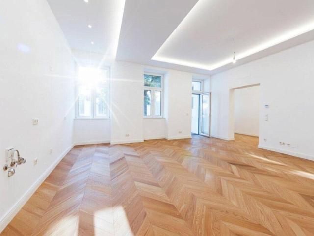 Exklusiv: Altbau Charme trifft Luxus! High End 4 Zimmer ERSTBEZUG mit 2 Balkonen NAHE Urania und Donaukanal! +Perfekte Anbindung an U Bahn & CAT