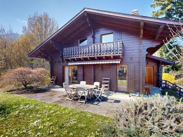 Exklusiv: Charmantes Chalet mit vier Schlafzimmern und großer Garten