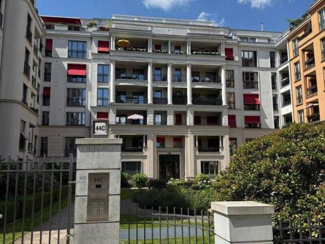 EXKLUSIV EINGERICHTETE 4 ZIMMER WOHNUNG IN DEN ROSENGÄRTEN IN BERLIN WILMERSDORF