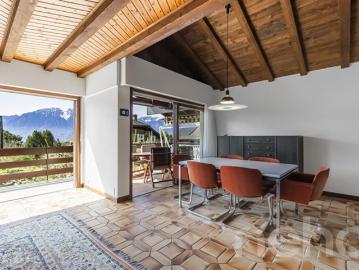 Exklusiv große Villa mit fünf Schlafzimmern und Pool