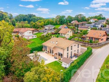 Exklusiv Große Villa mit 3 Wohnungen und Schwimmbad