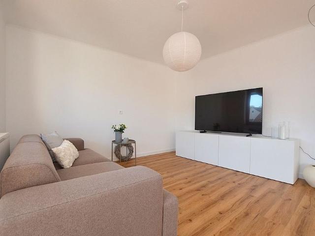 Exklusiv, hell und modern möblierte 2,5 Zimmerwohnung mit Wlan und Balkon