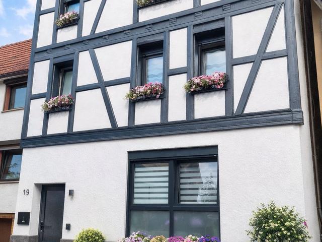 Exklusiv Kernsaniertes Reihenmittelhaus mit 2 Garagen