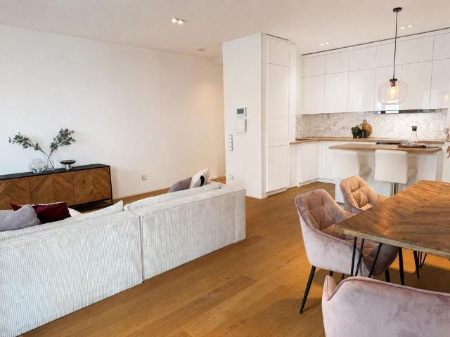 Exklusiv möblierte 2 Zimmer Wohnung mit Balkon und Lift