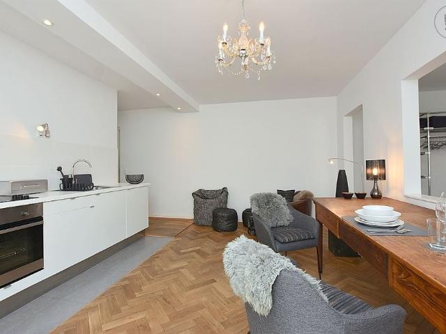 Exklusiv möblierte Altbauwohnung mit wöchentlichem Reinigungsservice im beliebten Stuttgarter Westen