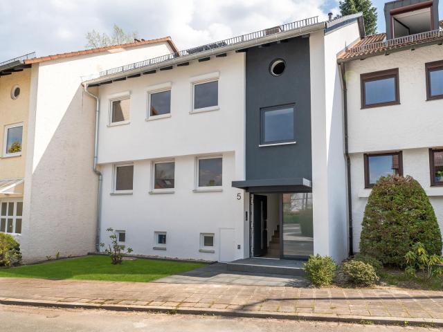 Exklusiv modernisierte 4 Zimmer Wohnung mit Balkon in ruhiger Wohnlage – Erstbezug
