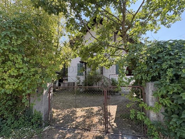 Exklusiv Ruhige freistehende Villa zur Renovierung
