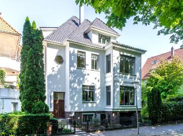 Exklusiv sanierte Altbauwohnung KfW 55 mit hochwertiger Ausstattung und Blick auf den Schlossgarten