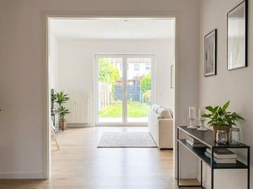 Exklusiv saniertes Gartenhaus ca. 150qm WFL, 3 Schlafzimmer, schöne Terrasse etc