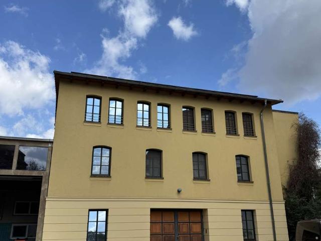 Exklusiv saniertes Einfamilienhaus mit privatem Wellnessbereich, Terrasse, Garten & zwei Garagen