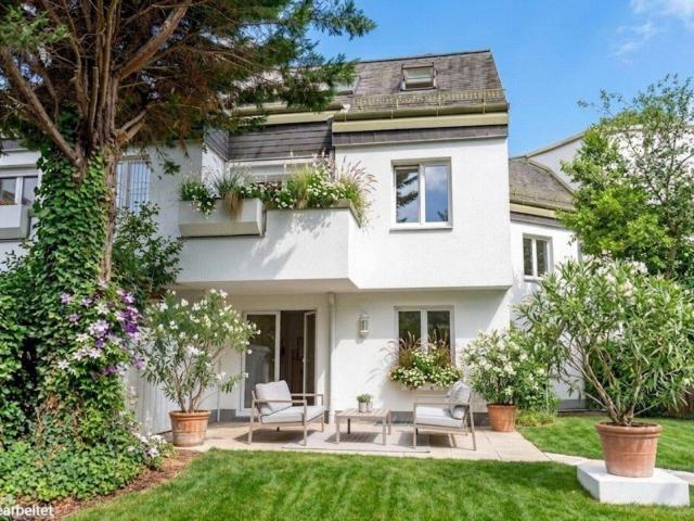 Exklusiv saniertes Reihenhaus in bester Döblinger Wohnlage mit 5 Schlafzimmern und schönem Garten