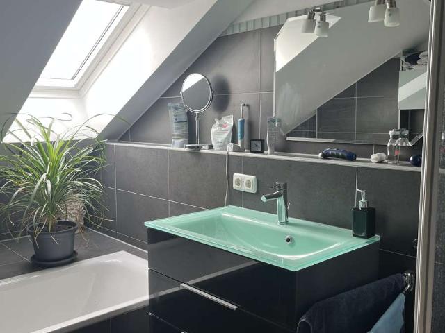 Exklusive 3,5 Raum Dachgeschosswohnung mit geh. Innenausstattung mit EBK in Weilheim in Oberbayern