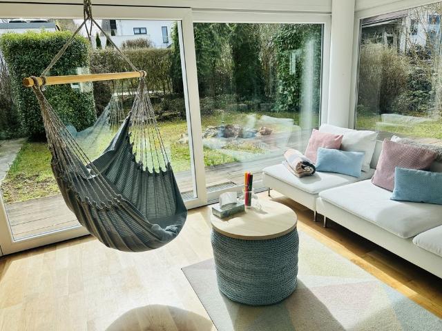 Exklusive 3,5 Zimmer Traumwohnung mit eigenem Garten und Garage!