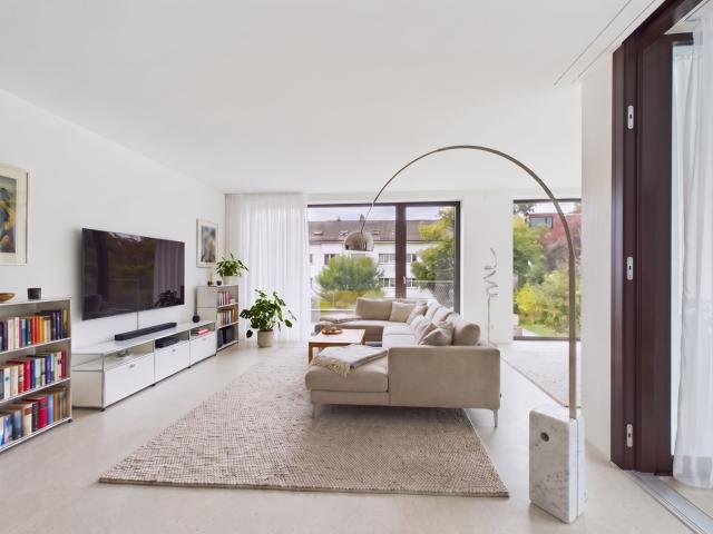Exklusive 3.5 Zimmer Wohnung in Binningen mit Loggia & Balkon