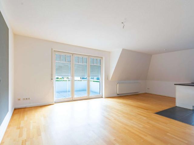 Exklusive 3 Zimmer Obergeschosswohnung mit sonnigem Südbalkon und Carport, Obj. 10136