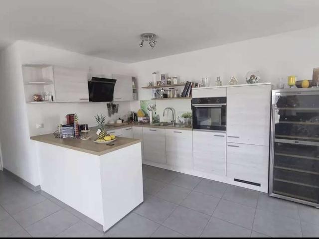 Exklusive 3 Zimmer Penthousewohnung mit großem umlaufendem Balkon, EBK, Aufzug & Klima