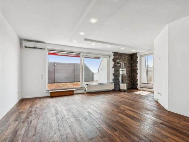 Exklusive 3 Zimmer Wohnung mit 74 m² Dachterrasse, Sauna & Jacuzzi
