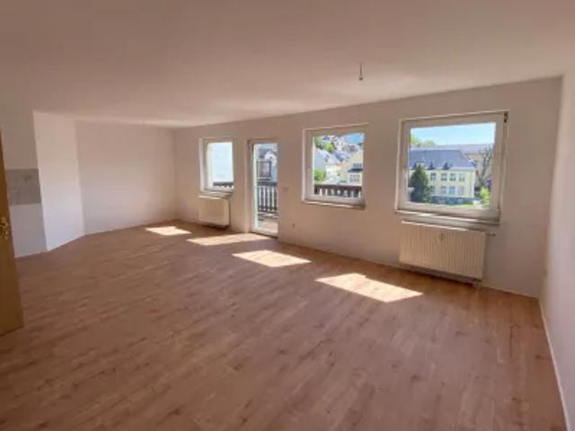 Exklusive 3 R Dachgeschosswohnung zentrumsnah mit Aufzug und Balkon!