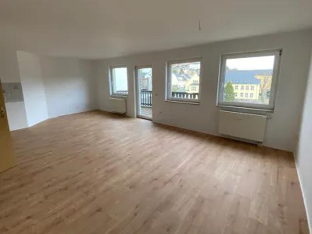 Exklusive 3 R Dachgeschosswohnung zentrumsnah mit Aufzug und Balkon!