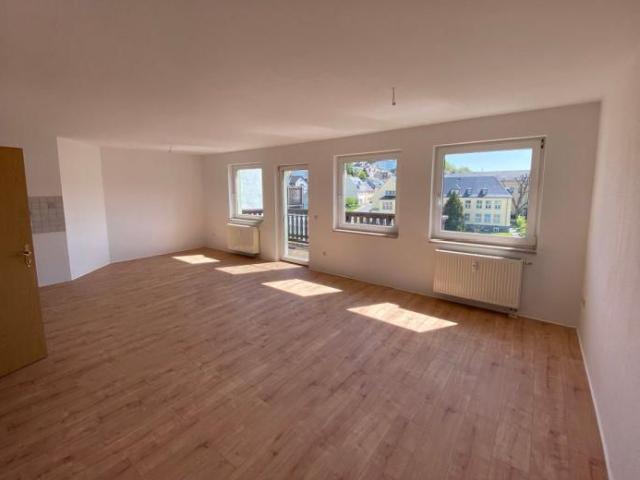 Exklusive 3 R Dachgeschosswohnung zentrumsnah mit Aufzug und Balkon!