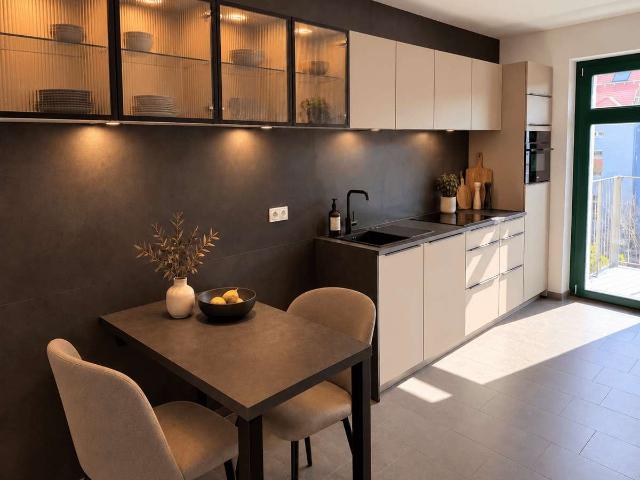 EXKLUSIVE 2,5 RAUMWOHNUNG PARKETT HOCHWERTIGE EINBAUKÜCHE BALKON WÄRMEPUMPE STELLPLATZ
