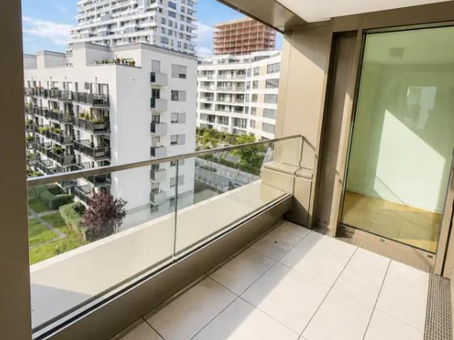 Exklusive 2,5 Zi. Wohnung mit Balkon, Einbauküche und TG Stellplatz im Frankfurter Europaviertel
