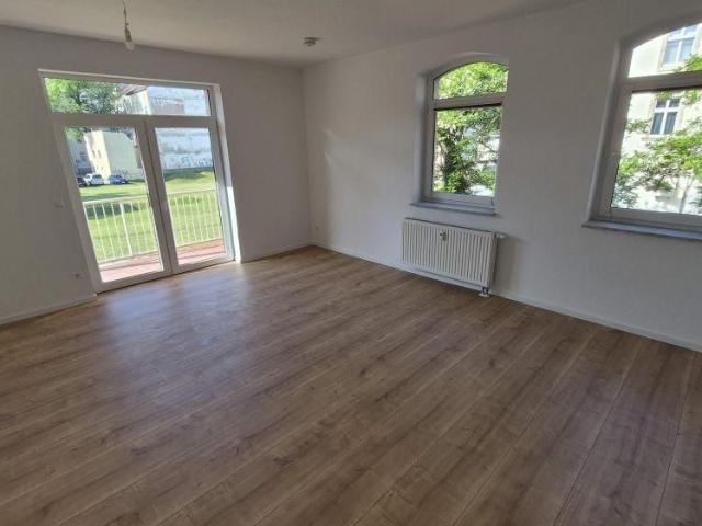 + + Exklusive 2,5 Zimmer Maisonettewohnung mit zwei Balkonen und EBK in zentraler Lage + +