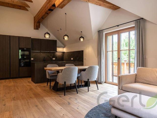 Exklusive 2 Zimmerwohnung mit Balkon und alpinem Charme Weisse Wand