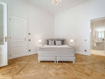 Leopold-Gratz-Platz - Balkon, Kamin