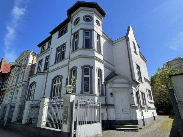 Exklusive 2 Zimmer Dachgeschosswohnung in historischer Jugendstil Villa mit Schlossblick