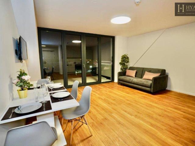 Exklusive 2 Zimmer Dachgeschosswohnung mit Balkon | voll möbliert | flexible Eigennutzung oder Kurzzeitvermietung Airbnb ca. 9 % Bruttoumsatzrendite 2025