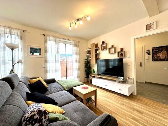 Exklusive 2 Zimmer Penthouse Wohnung mit zwei Dachterrassen, Schlossbergblick und KFZ Tiefgaragenabstellplatz – Provisionsfrei