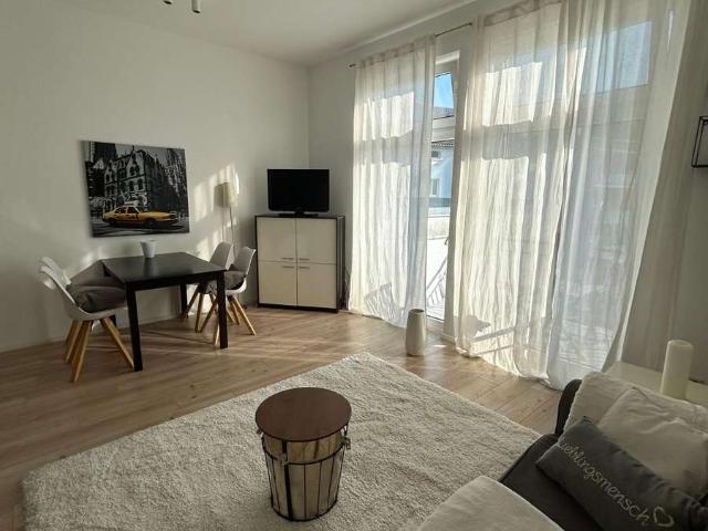 Exklusive 2 Zimmer Wohnung mit Balkon, möbliert, unvermietet!