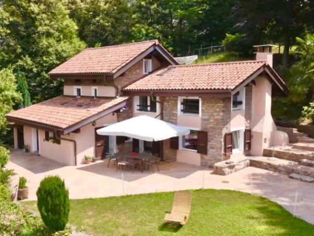 Exklusive 7.5 Zimmer Villa im Grünen mit Dependance und Teich