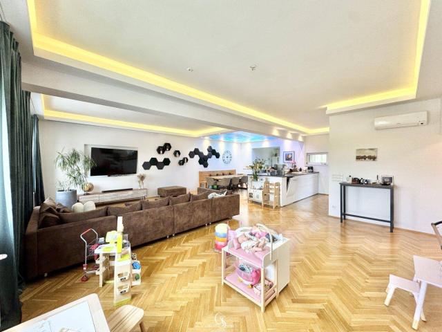 Exklusive 4,5 Zimmer Wohnung mit 156 m² Wohnfläche, Garten, Terrasse, Garage und hochwertiger Ausstattung
