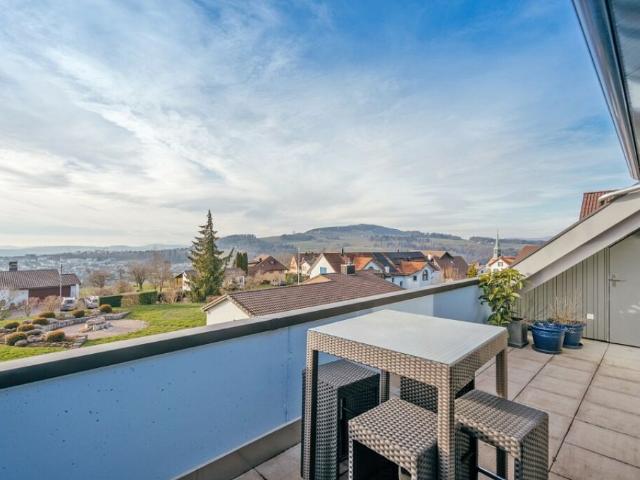 Exklusive 4.5 Zimmer Maisonette mit Galerie, Bilderbuch Aussicht und Nähe zu Zürich