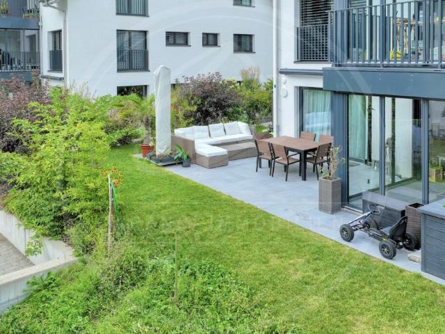 VERKAUFT Exklusive 4½ Zimmer Gartenwohnung mit Wintergarten Wohnen im Grünen nahe Zürich & Zug