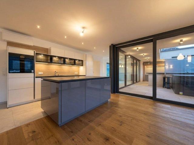 Exklusive 4 Zimmer Wohnung mit 2 Bädern, Kamin, Sauna und Whirlpool